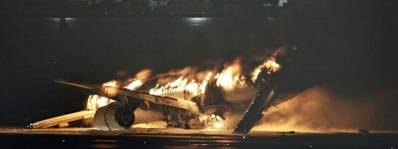 Ein Passagierflugzeug geriet nach der Landung auf dem Tokioter Flughafen Haneda bei der Kollision in Brand. - Foto: Uncredited/Kyodo News/AP/dpa