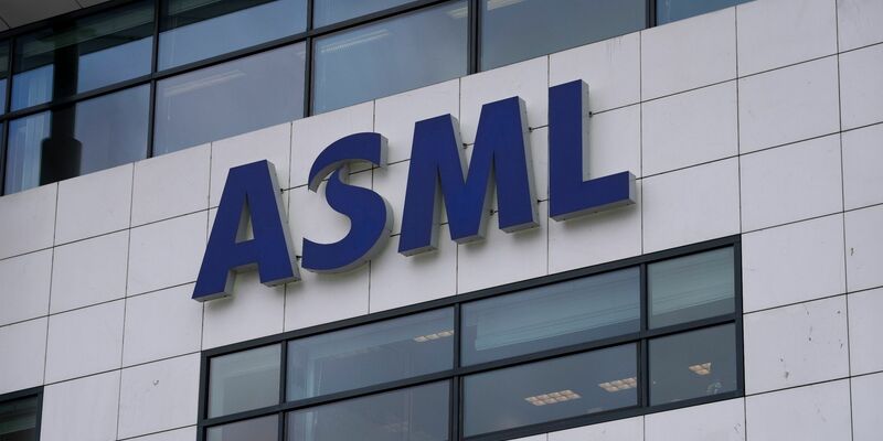 ASML hat ein Quasi-Monopol im Bereich fortschrittlicher Belichtungssysteme. - Foto: Peter Dejong/AP/dpa