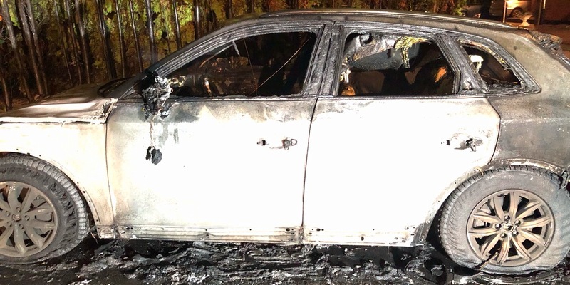 POL-NE: Auto und Hecke geraten in Brand - Hausbesitzer wird durch Rauchgase verletzt - Foto: presseportal.de