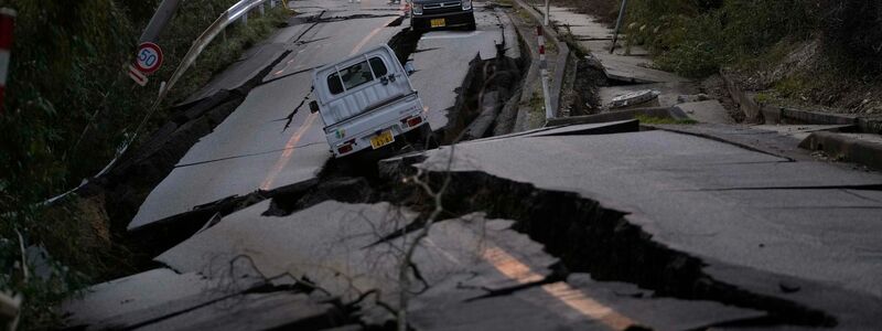 Eine vom Erdbeben zerstörte Straße in Noto Stadt in Japan. - Foto: Hiro Komae/AP/dpa