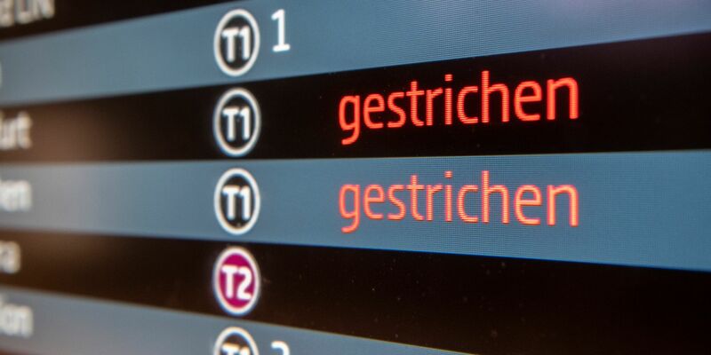 Auf einer Info-Tafel am Flughafen BER werden Flugausfälle angezeigt. Ein Großteil der Anträge bei der SÖP bezog sich 2023 wie üblich auf den Luftverkehr. - Foto: Paul Zinken/dpa