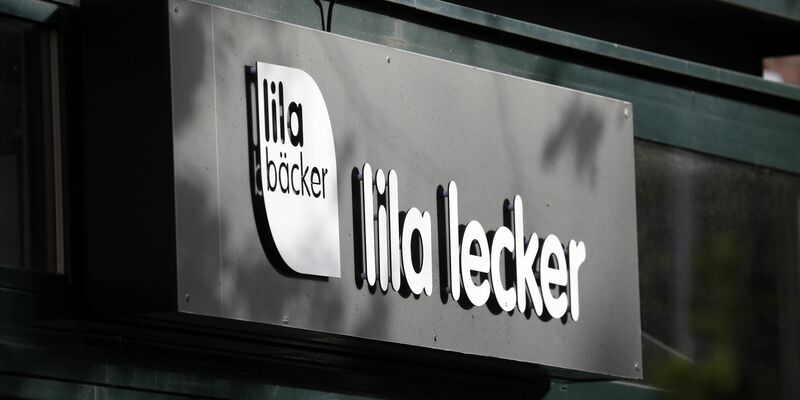 Das Logo des Unternehmens Lila Bäcker an einer Filiale in Warnemünde. - Foto: Bernd Wüstneck/dpa-Zentralbild/dpa