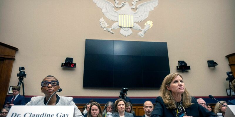 Die mittlerweile ehemaligen Universitätspräsidentinnen Claudine Gay (Harvard, l) und Liz Magill (Pennsylvania, r.) während einer Anhörung im Dezember vor dem Bildungsausschusses des US-Repräsentantenhauses in Washington. - Foto: Mark Schiefelbein/AP