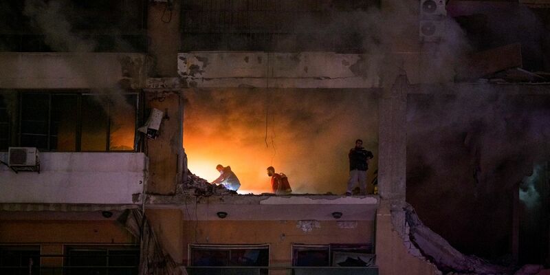 In einem südlichen Vorort von Beirut wurden laut der libanesischen Nachrichtenagentur NNA infolge einer Explosion sechs Menschen in den Tod gerissen. - Foto: Stringer/dpa