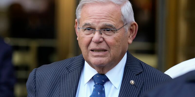 US-Senator Bob Menendez hatte mit Blick auf die erste Fassung der Anklageschrift auf nicht schuldig plädiert. - Foto: Seth Wenig/AP/dpa