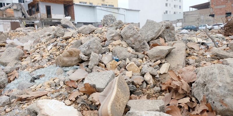 Das Isias-Hotel im südtürkischen Adiyaman stürzte bei dem Erdbeben am 6. Februar 2023 vollständig ein. - Foto: Mirjam Schmitt/dpa