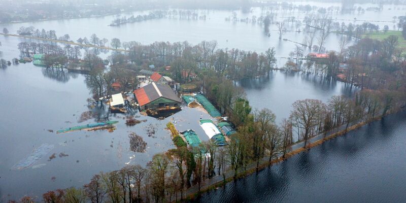 Ein Bauernhof im Bremer Stadtteil Timmersloh steht unter Wasser. - Foto: Sina Schuldt/dpa
