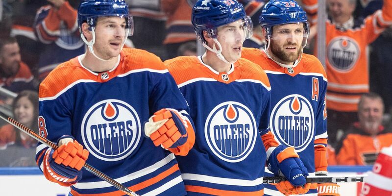Edmontons Zach Hyman (l-r), Ryan Nugent-Hopkins und Leon Draisaitl feiern ein Tor gegen die Philadelphia Flyers. - Foto: JASON FRANSON/The Canadian Press/AP/dpa