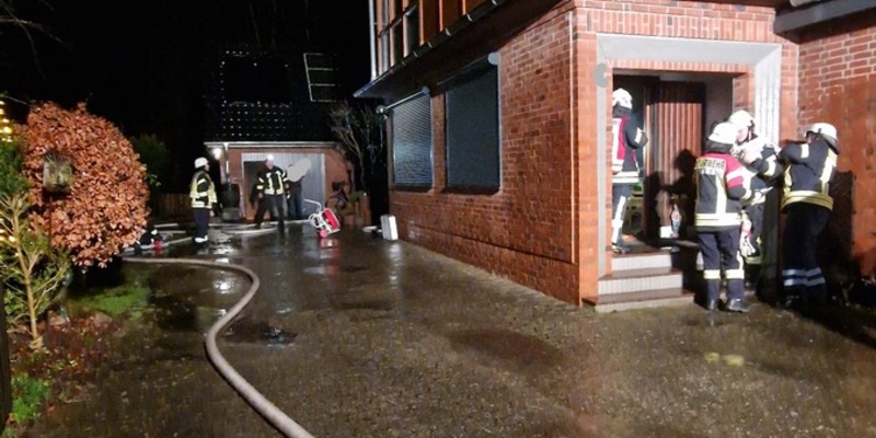 FFW Schiffdorf: Zimmerbrand rechtzeitig entdeckt - Bewohner retten sich selbst - Foto: presseportal.de