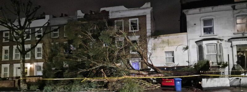 Von Sturm «Henk» verursachte Schäden in einer Straße in London. - Foto: Michael Snasdell/X/PA Wire/dpa