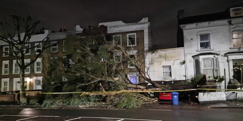 Von Sturm «Henk» verursachte Schäden in einer Straße in London. - Foto: Michael Snasdell/X/PA Wire/dpa