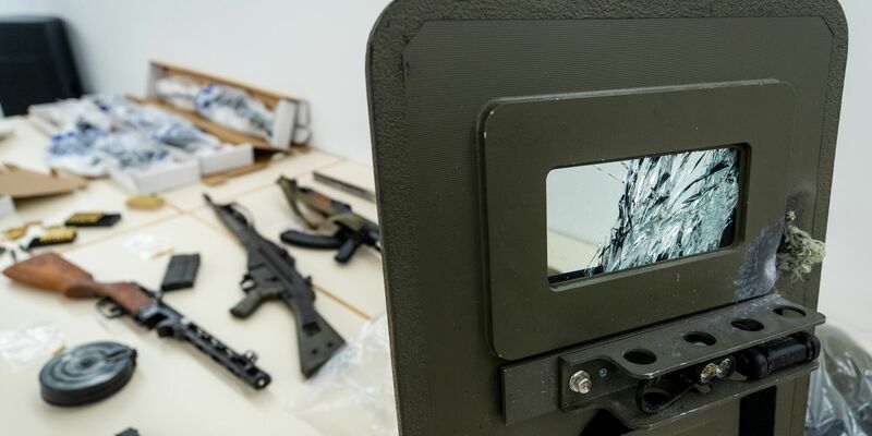 Dieses ballistische Schutzschild kam bei einer Wohnungsdurchsuchung in Boxberg zum Einsatz. - Foto: Christoph Schmidt/dpa