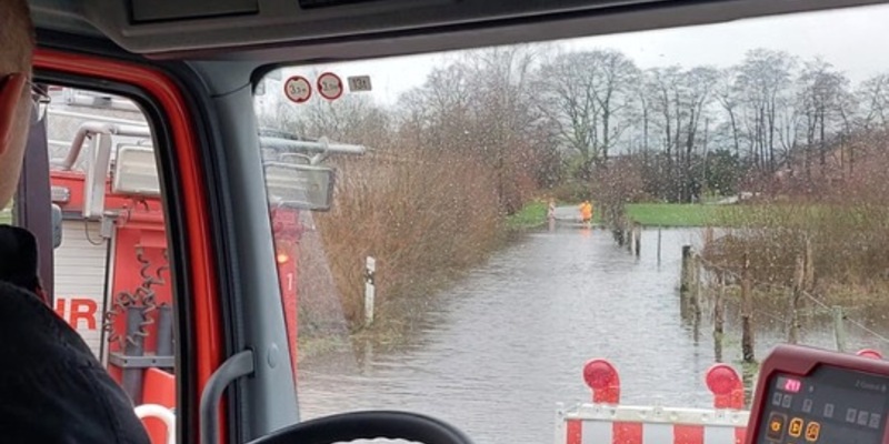 FW-Schermbeck: Wasser auf Fahrbahn - Foto: presseportal.de