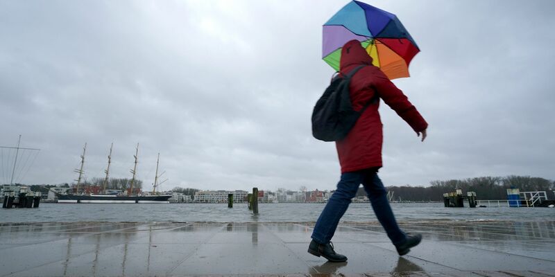 Das Wasser der Trave schwappt in Lübeck auf die Travepromenade. - Foto: Marcus Brandt/dpa