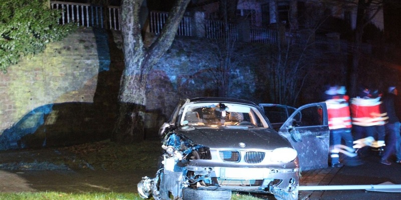 POL-MI: Pkw kommt von Straße ab und kracht gegen Kilometerstein - Foto: presseportal.de