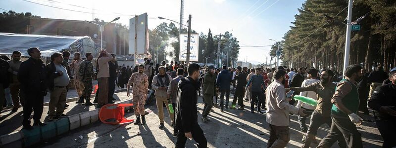 In der iranischen Stadt Kerman wurden iranischen Staatsmedien zufolge mehr als hundert Menschen durch Explosionen getötet. Sie pilgerten anlässlich des Todestags des Generals Ghassem Soleimani zu dessen Grab. - Foto: Mahdi Karbakhsh Ravari/Mehr News Agency/AP/dpa