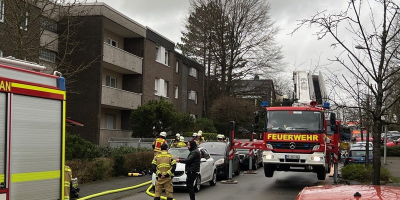 FW-HAAN: Rauch breitet sich in Kellern dreier Mehrfamilienhäuser aus - Foto: presseportal.de