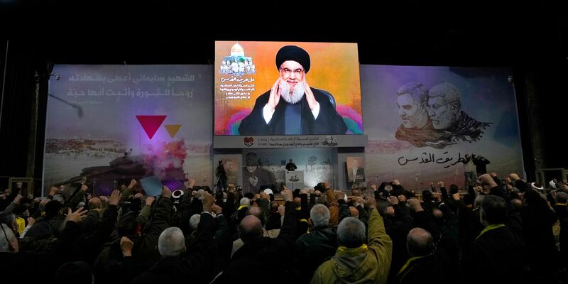 Hisbollah-Führer Sayyed Hassan Nasrallah grüßt seine Anhänger während einer Videoübertragung im Rahmen einer Zeremonie zum vierten Jahrestag der Ermordung des iranischen Quds-Truppengenerals Soleimani. - Foto: Hassan Ammar/AP/dpa