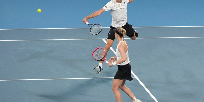 Angelique Kerber (unten) und Alexander Zverev während eines Mixed-Doppel-Matches. - Foto: Rick Rycroft/AP/dpa