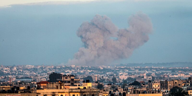 Das israelische Militär fliegt weiter Luftangriffe auf den Gaza-Streifen. - Foto: Abed Rahim Khatib/dpa