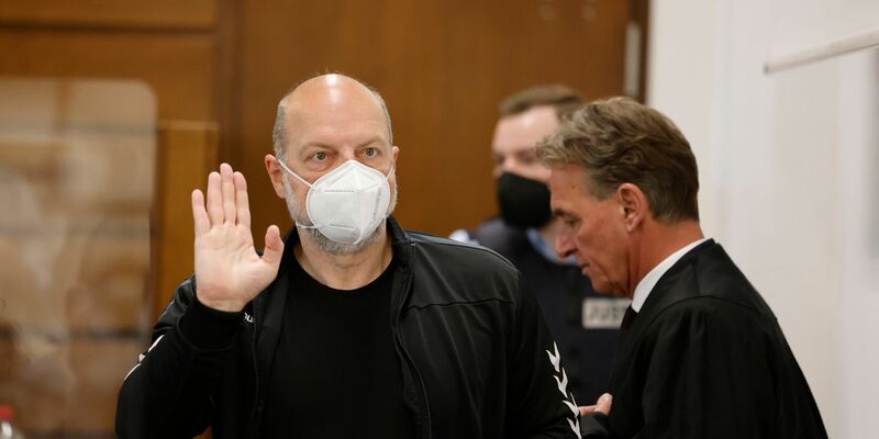 Der Reemtsma-Entführer Thomas Drach (l) muss sich wegen mehrerer Überfälle auf Geldtransporter verantworten. Nun kommt der Prozess zum Ende. - Foto: Thomas Banneyer/dpa