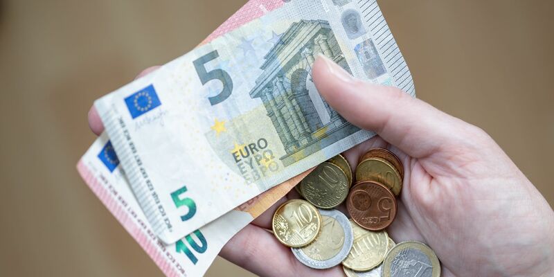 Die Inflationsrate in Deutschland sinkt weiter (Symbolbild). - Foto: Daniel Karmann/dpa