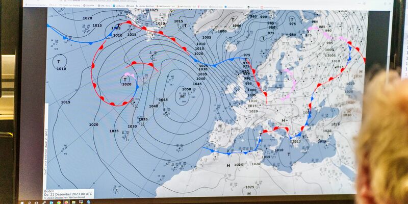 Rechnerschränke des DWD in Offenbach. - Foto: Andreas Arnold/dpa
