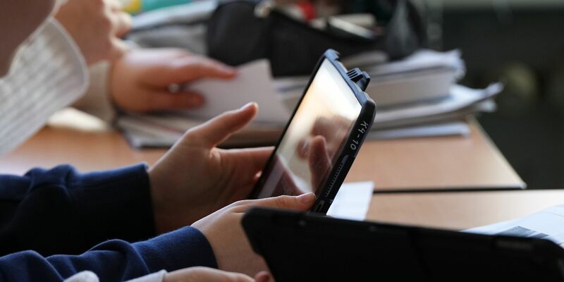 Tablets im Klassenzimmer sind schon recht verbreitet. - Foto: Soeren Stache/dpa