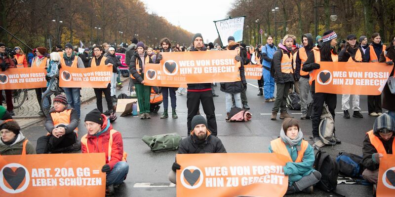 Die Polizei ist nach eigenen Angaben durch die Straßenblockaden und andere Aktionen massiv belastet worden. - Foto: Paul Zinken/dpa