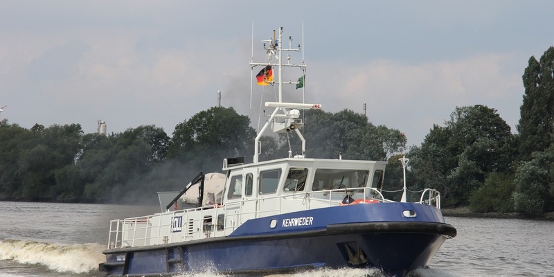HZA-HH: Besatzung des Zollboots Kehrwieder rettet Person aus der Elbe // Rettungsaktion Höhe Elbphilharmonie - Foto: presseportal.de