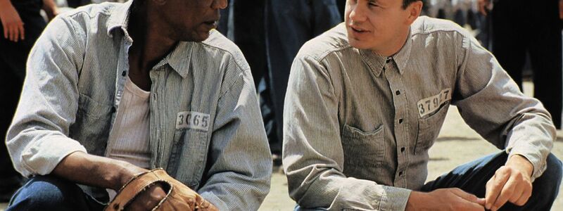Morgan Freeman und Tim Robbins in «Die Verurteilten». In den Top 250 der IMDb belegt der Film seit 2008 den ersten Platz. - Foto: United Archives/Impress/dpa