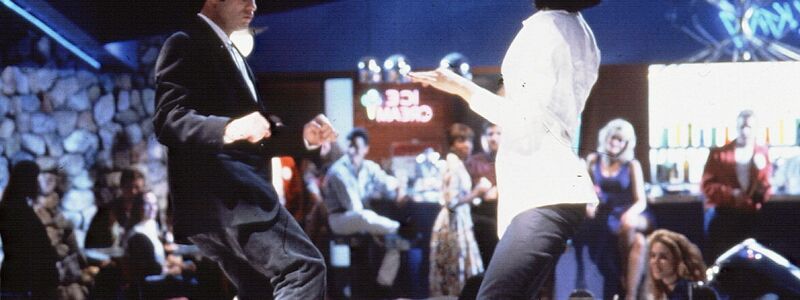 John Travolta als Vincent und Uma Thurman als Mia im Gangsterfilm «Pulp Fiction» von Tarantino. - Foto: -/United Archives/TBM/dpa