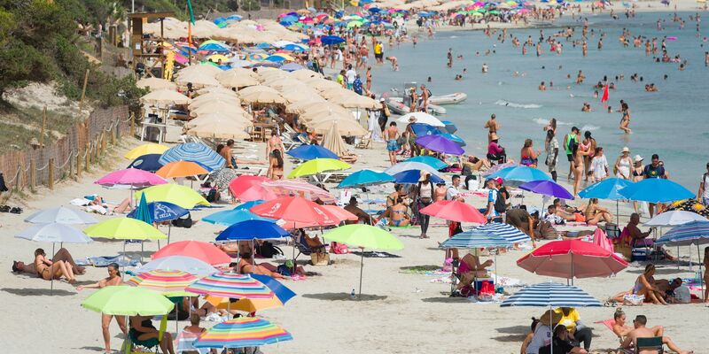 Ab ins Meer: Die Reisebranche erwartet mehr Buchungen für den Sommer. (Symbolbild) - Foto: Germán Lama/EUROPA PRESS/dpa