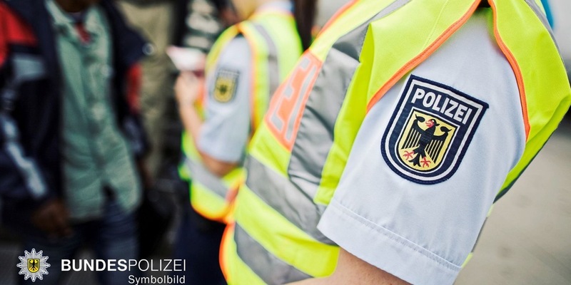 Bundespolizeidirektion München: Schlafender wird aggressiv / 27-Jähriger wird nach Aufwecken angegriffen und leicht verletzt - Foto: presseportal.de