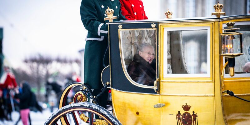 Dänemarks Königin Margrethe II. wird auf ihrem Weg vom Schloss Christian IX. in Amalienborg zum Schloss Christiansborg in Kopenhagen von einem Husarenregiment eskortiert. - Foto: Emil Nicolai Helms/Ritzau Scanpix Foto/AP/dpa