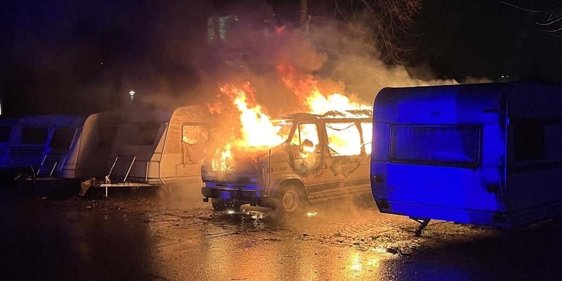 POL-DU: Obermeiderich: Wohnmobil komplett ausgebrannt, zwei Wohnanhänger beschädigt - Foto: presseportal.de