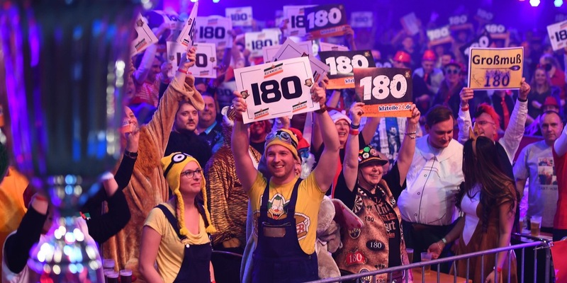 Weltmeister Luke Humphries greift bei der Promi-Darts-WM am Samstag auf ProSieben und Joyn nach dem zweiten WM-Titel - Foto: ProSieben/Willi Weber, presseportal.de