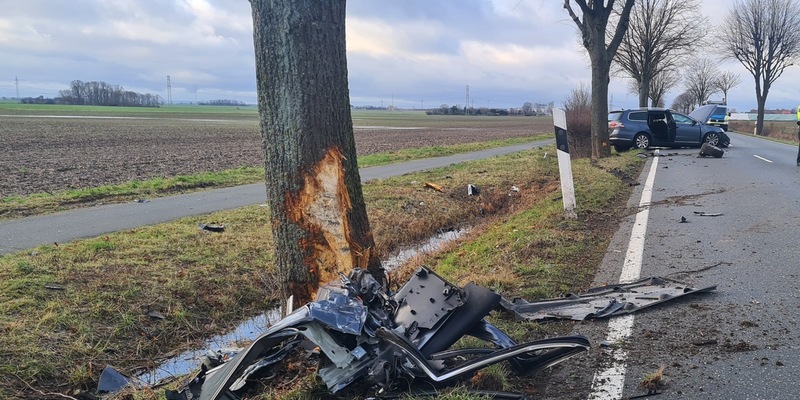 FW Lehrte: Schwerer Verkehrsunfall: Pkw kommt von Fahrbahn ab und prallt gegen Baum - Foto: presseportal.de