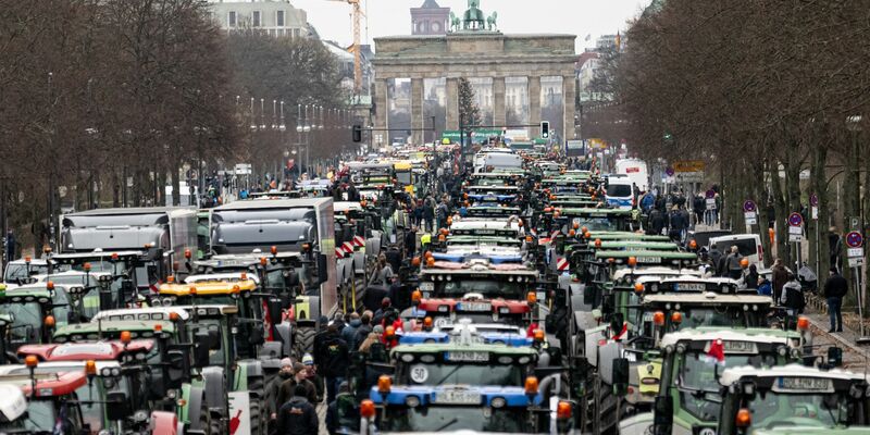 Im Dezember fuhren die Bauern mit tausenden Traktoren durch Berlin, um gegen die Pläne der Regierung zu protestieren. - Foto: Fabian Sommer/dpa