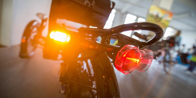 Ein Fahrradblinker an einem Liegerad. Die Bundesregierung will nun Blinker für alle Fahrräder beim Abbiegen erlauben. - Foto: Arne Bänsch/dpa