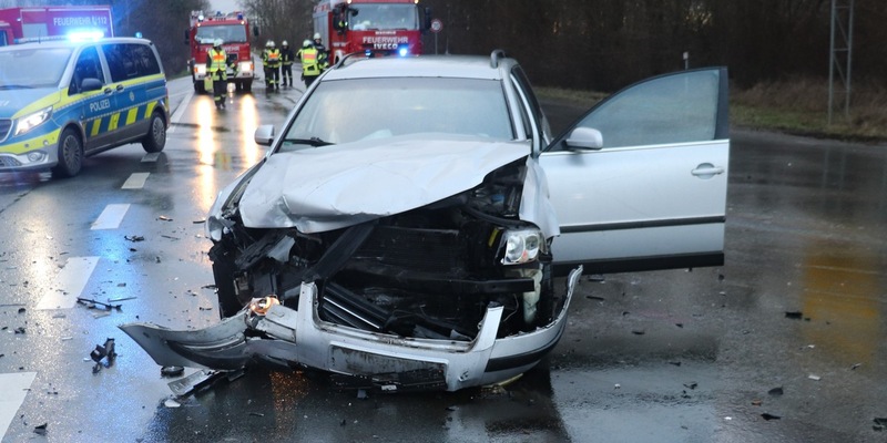 POL-HX: Frontalzusammenstoß in Nieheim - Zwei Verletzte - Foto: presseportal.de
