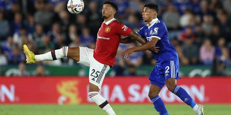 Könnte bald wieder das BVB-Trikot tragen: Jadon Sancho (l). - Foto: Darren Staples/CSM via ZUMA Press Wire/dpa