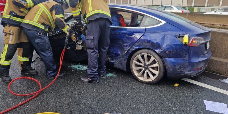 FW-E: Technische Rettung nach Verkehrsunfall - eine verletzte Person - Foto: presseportal.de