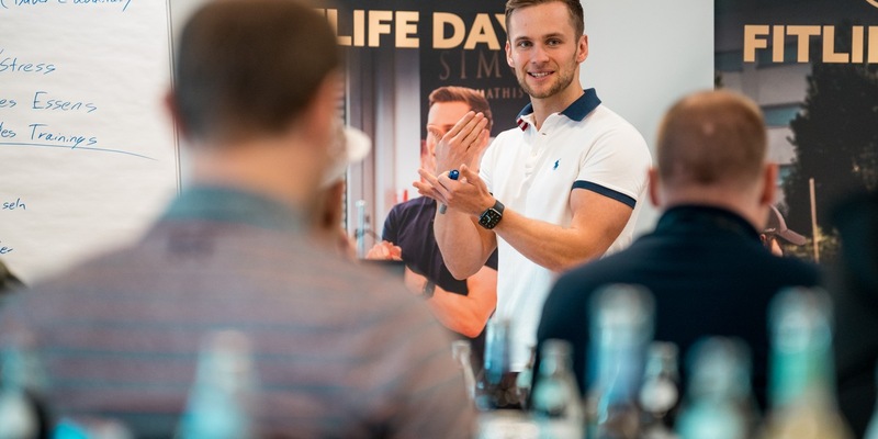 Abnehmen ohne Sport: Fitnesscoach Simon Mathis verrät, worauf es wirklich ankommt, um dauerhaft den Bauch loszuwerden - Foto: presseportal.de