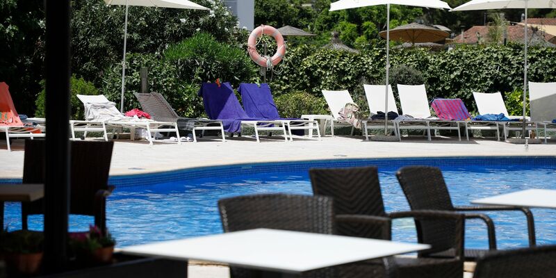 Handtücher liegen auf Sonnenliegen an einem Pool auf Mallorca. (Symbolbild) - Foto: Clara Margais/dpa