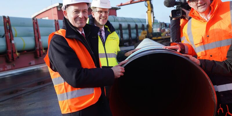 Bundesverkehrsminister Volker Wissing (l) bei einem Pressetermin zum Bau der neuen LNG-Pipeline in Brunsbüttel. An der Pipeline wurden nun Löcher gefunden - die Ermittlungen laufen. - Foto: Marcus Brandt/dpa