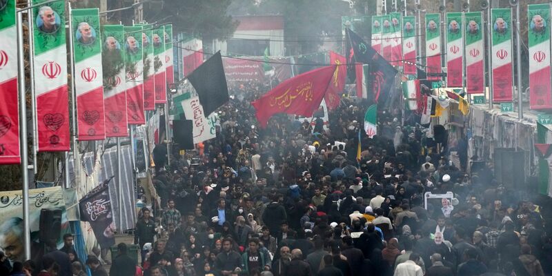 Menschen skandieren Slogans am Ort der Bombenexplosion in der Stadt Kerman. - Foto: Vahid Salemi/AP/dpa