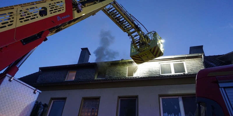 FW Ratingen: Brand in Dachgeschosswohnung - Feuerwehr rettet Frau aus Lebensgefahr - Foto: presseportal.de