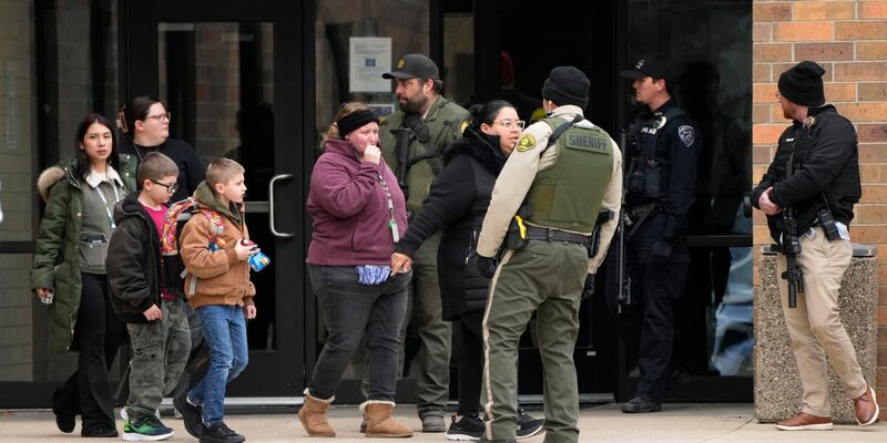 Ein 17-jähriger Schütze hat an einer Schule in der Kleinstadt Perry im US-Bundesstaat Iowa das Feuer eröffnet und einen Sechstklässler getötet. - Foto: Charlie Neibergall/AP