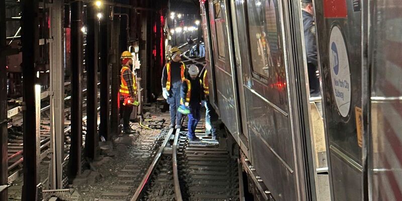 Bei einem Zusammenstoß zweier U-Bahnen in New York sind mindestens 24 Menschen verletzt worden. - Foto: Uncredited/NYC Emergency Management/AP/dpa